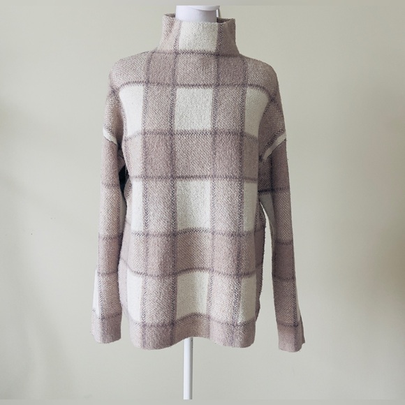 Christian Siriano Sweaters - Christian Siriano  Long Sleeve Mock Neck Beige & Cream Plaid Sweater Size Small